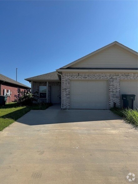 Building Photo - 2915 Peony Dr Unit 2911 Rental