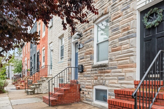 Building Photo - 1524 E Clement St