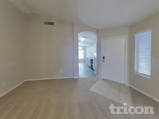 Photo - 4005 E La Salle St