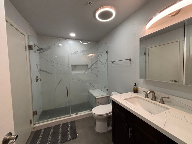 Modern Downtown Condo with Balcony, Pool, ... - Modern Downtown Condo with Balcony, Pool, ...