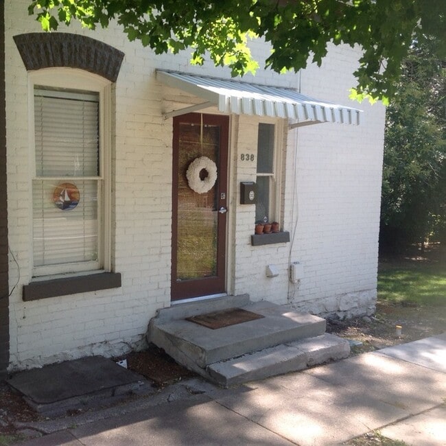 Building Photo - Avenues 2 bed upstairs unit Rental