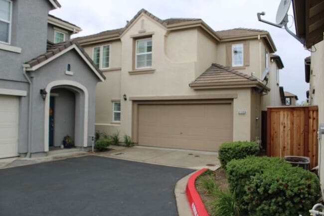 Building Photo - Strada Home Ready 4 Lease