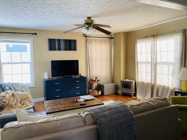 Photo - 521 E 1st St