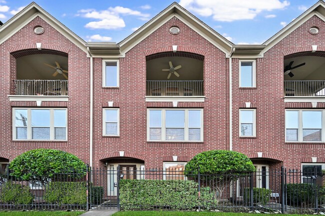 Gorgeous and spacious three-story townhome! - Gorgeous and spacious three-story townhome!