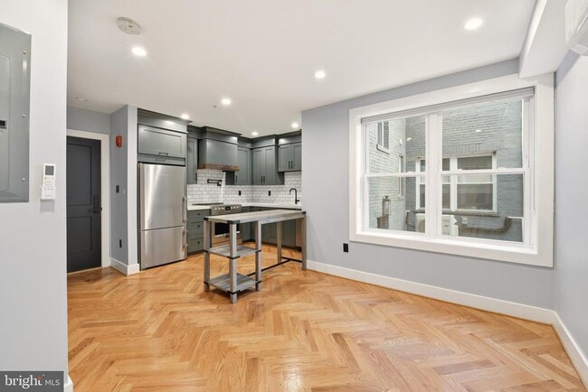 Building Photo - 1643 New Jersey Ave NW Unit 2