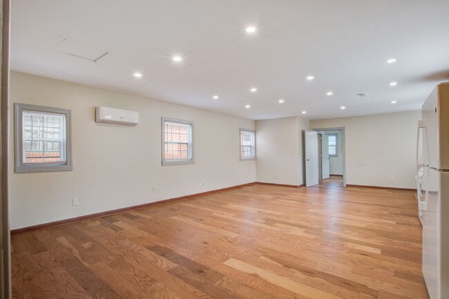 Photo - 198 Nassau St