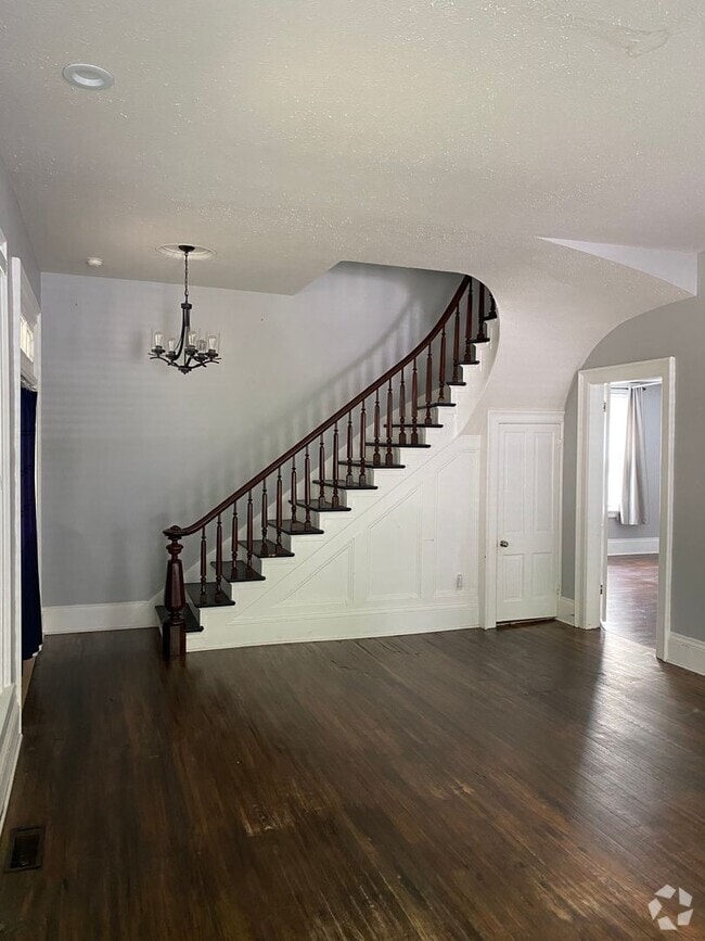 Building Photo - 4 bed/ 2 bath Rental