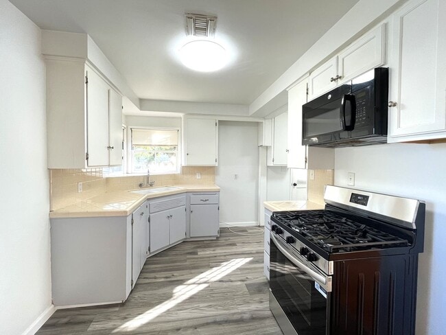 Photo - GREAT NEIGHBORHOOD ON A QUIET CUL-DE-SAC 4+2 LARGE BACKYARD