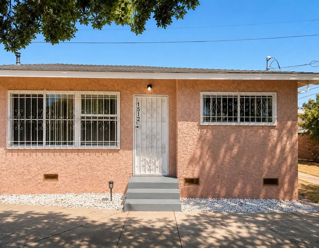 Building Photo - 1512 W 103rd St