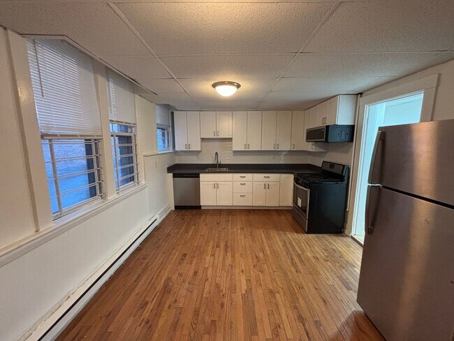 Building Photo - 3Br/1Bth, Available NOW. Great for a roommate students. MUST SEE!!