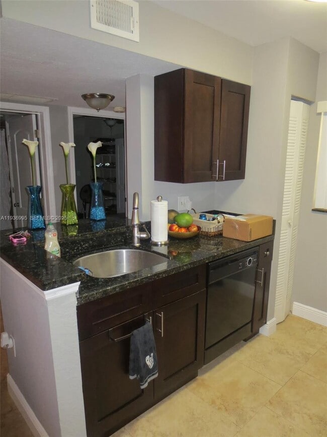 Photo - 2811 N Oakland Forest Dr Unit 106