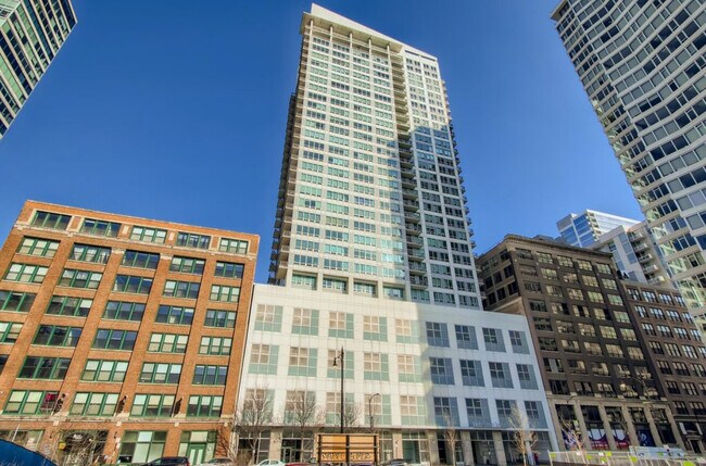Building Photo - 701 S Wells St Unit 2104