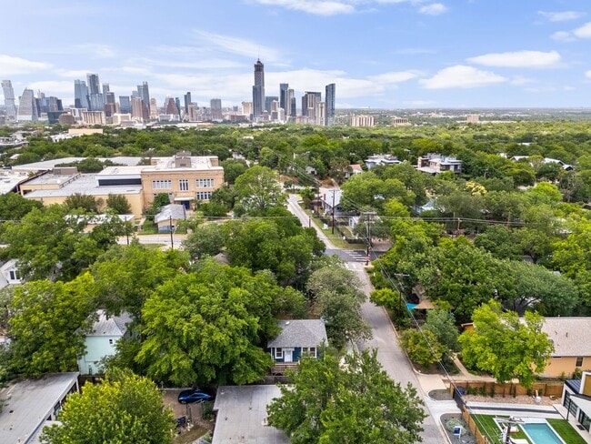 Building Photo - 2102 Brackenridge St Unit A