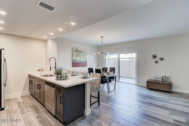 Photo - 500 N Roosevelt Ave