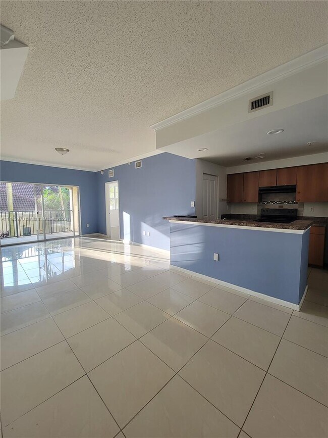 Photo - 5840 W Sample Rd Unidad 203