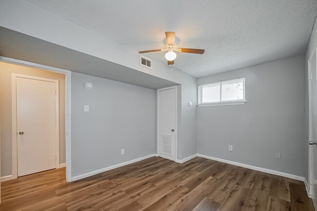 Photo - Mangum Oaks Apartments