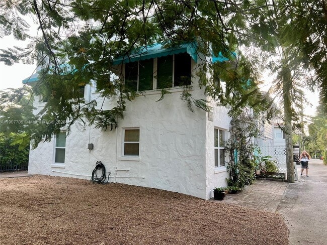 Building Photo - 1407 SE 2nd St Unit C