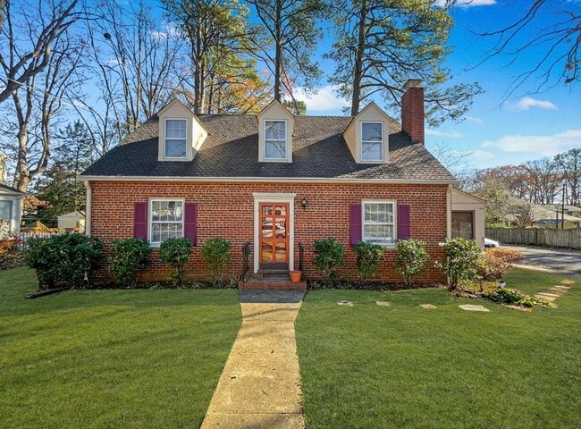 Building Photo - LOCATION LOCATION LOCATION!!! 3 Bedroom/ 2...