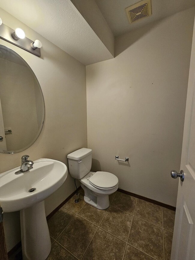 Photo - Townhouse in Lacombe