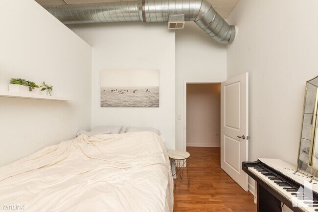 Photo - 1 br, 1 bath Condo - 4131 W Belmont Ave