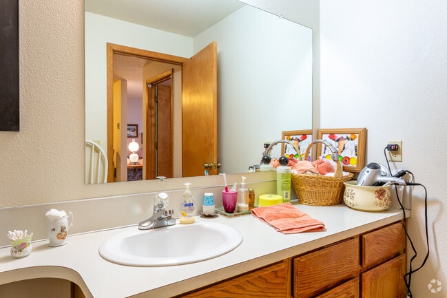 1HAB, 1BA - 600 ft² - Elms Retirement Center