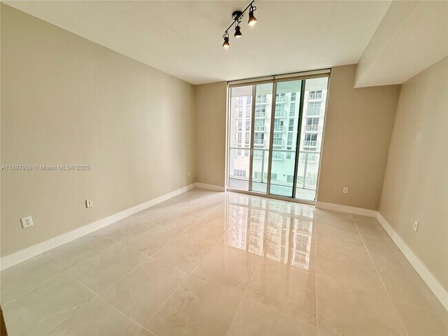 Photo - 253 NE 2nd St Unidad 1504