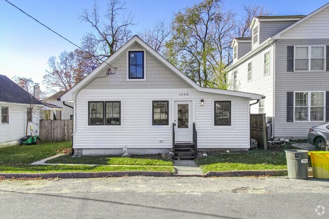 Building Photo - Beautifully Remodeled 3 Bedroom Cottage in... Rental