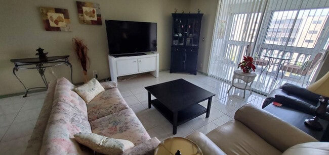 Building Photo - 901 NE 14th Ave Unit 607