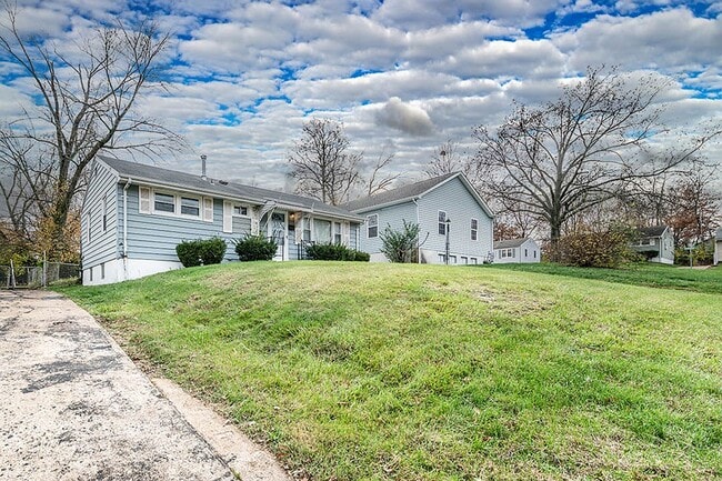 Photo - 3-Bedroom Home with Hardwood Floors & Fenced Yard in St. Louis