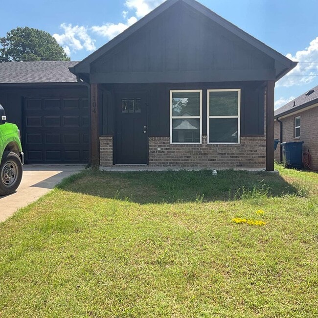 Building Photo - 104 Chloe Dr