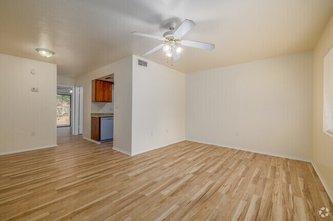 1BR, 1BA - 603SF - Living Room