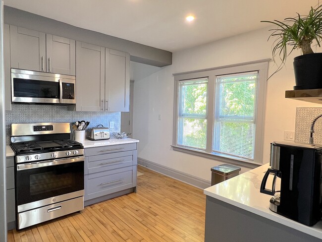 Photo - 3759 Maxwell St