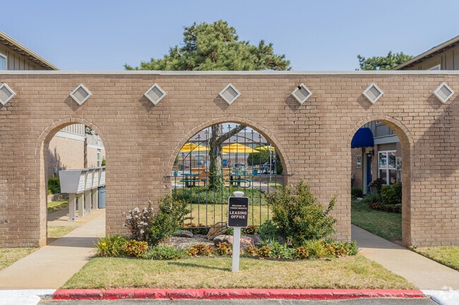 Entrada principal - Yukon Heights Apartments