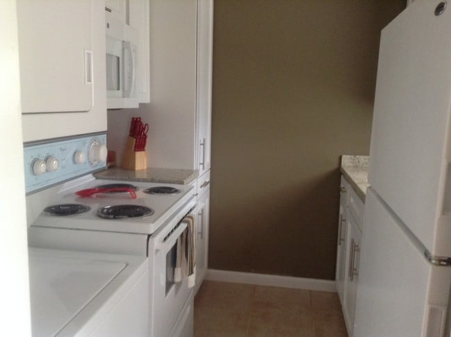 Fully Equipped Kitchen - 810-3 Continental Dr Unit 3