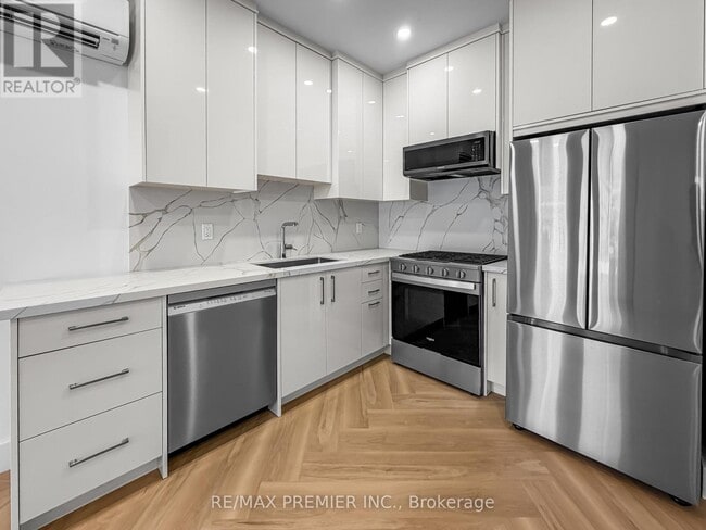 Photo - 755 Dufferin St