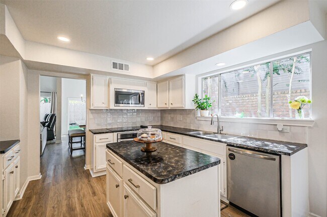 Photo - 1565 Beaconshire