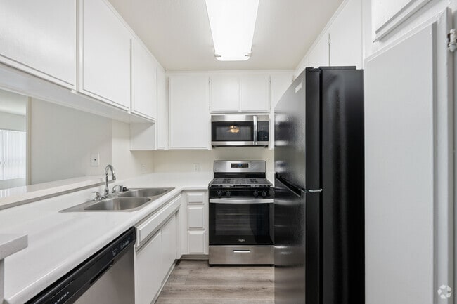 2BR, 2BA - 900SF - Kitchen