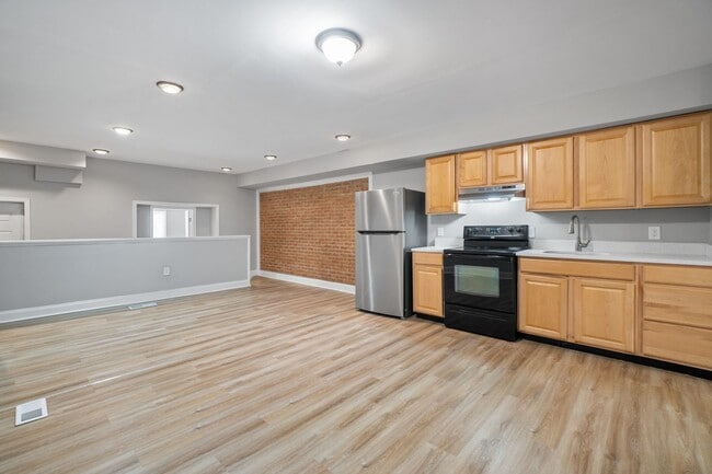 Finished Basement & Fenced Backyard! - Finished Basement & Fenced Backyard! House
