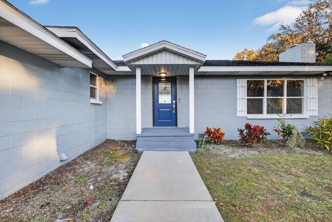 Photo - Lakefront 4-Bedroom Home for Rent in Beautiful Umatilla, FL