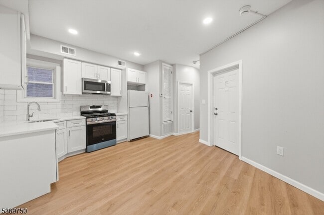 Building Photo - 57 Henry St Unit A1 Rental