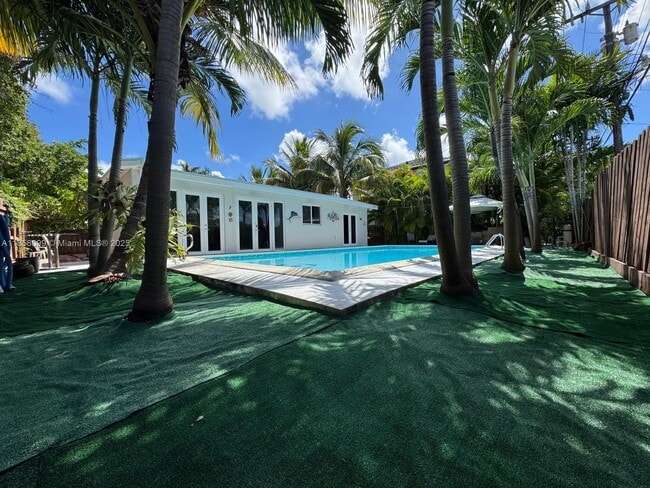 Building Photo - 5749 SW 42nd St Rental