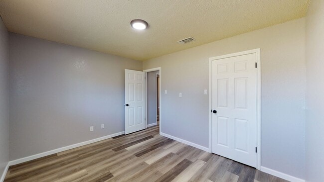 209 W Dove Ln