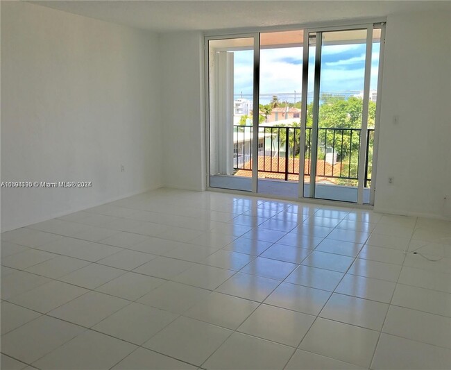 Photo - 7850 Byron Ave Condominio Unidad 402