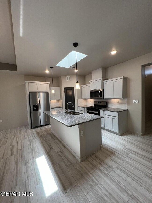Photo - 208 Farnborough St