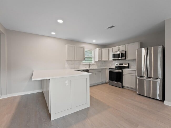 Photo - 421 S Interurban St