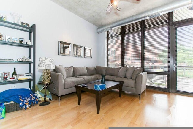 Building Photo - 1000 N Kingsbury St Unit 106 Rental