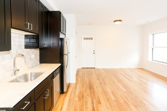 Photo - 2211 W Eastwood Ave Unidad J08W