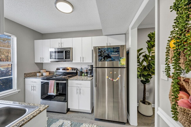 217-Enclave 425 - Model - Kitchen (1)