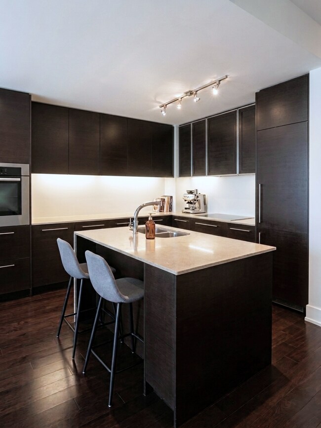 Building Photo - 170 Avenue Rd Unit 207