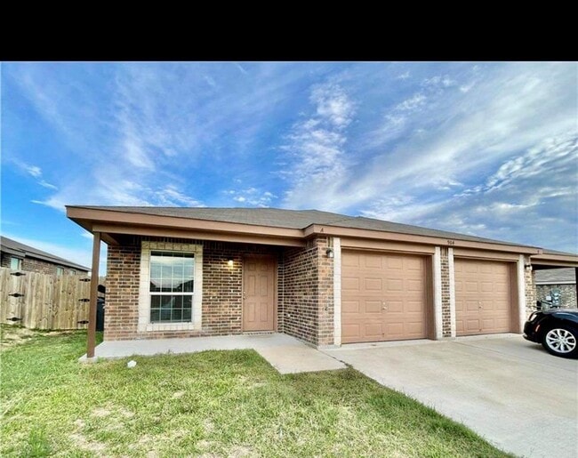 Building Photo - 904 Lasso Dr